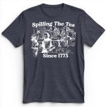 1773년부터 이어져 온 'Spilling The Tea' 프리미엄 티셔츠 - 이미지 5
