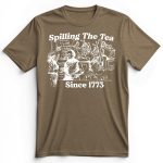 1773년부터 이어져 온 'Spilling The Tea' 프리미엄 티셔츠 - 이미지 7